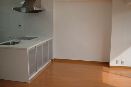 新築実例「オープン対面キッチンのあるLDKに間仕切り付きのタタミコーナーを隣接させて広々とした空間に。」